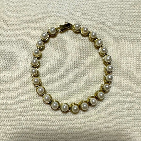 Jewelry - Vintage faux pearl bracelet